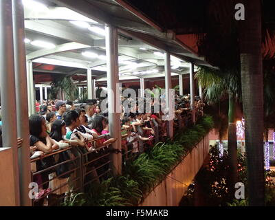 Des milliers de travailleuses dans la ville est allé(e) à l'allumage de l'étalement de l'arbre de Noël de 86 pieds à l'Araneta Centre à Cubao Quezon City, qui a été a Yuletide attraction dans la région métropolitaine de Manille depuis 1981 et s'inspire à l'arbre de Noël dans le Rockefeller Plaza à New York. Par Sherbien Dacalanio (Photo / Pacific Press) Banque D'Images