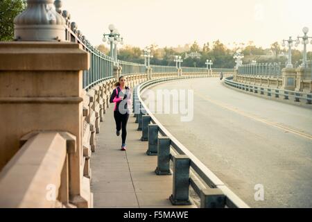 Jogger pont tournant sur Arroyo Seco, Parc, Pasadena, Californie, USA Banque D'Images