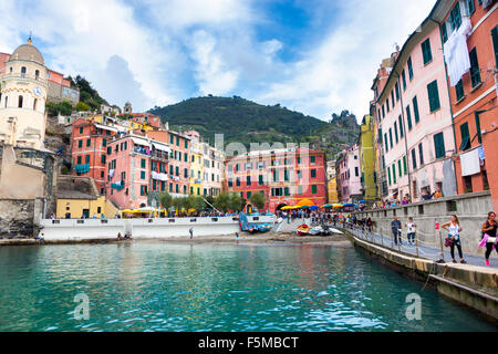 Vernazza, l'un des 5 villages des Cinque Terre, Italie Banque D'Images