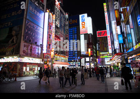 Akihabara, la nuit - le quartier électronique de Tokyo, Japon Banque D'Images