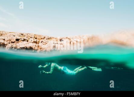 Surface sous-marine view of mature man snorkeling mer, Minorque, Iles Baléares, Espagne Banque D'Images
