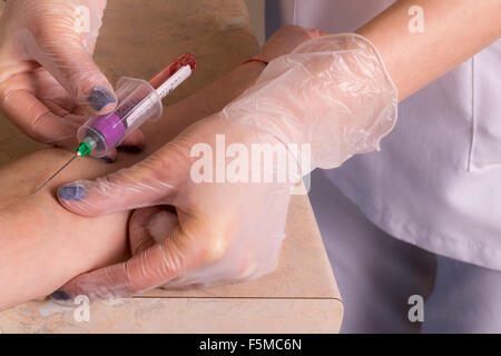 Tests pour maladies avec un échantillon de sang Banque D'Images