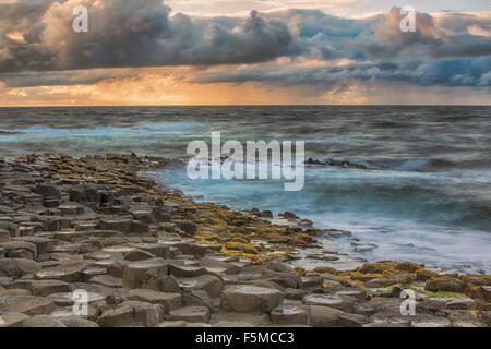 Portrait de la Chaussée des Géants, de l'océan et de ciel dramatique, Bushmills, le comté d'Antrim, en Irlande, UK Banque D'Images
