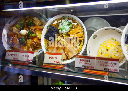 Des échantillons d'aliments en plastique dans une fenêtre d'affichage, Tokyo, Japon Banque D'Images