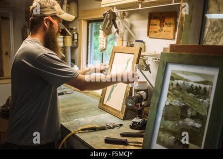 Artiste travaillant en atelier, encadrement d'art Banque D'Images