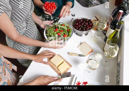 Portrait de femme Vue de dessus les amis de préparer le déjeuner dans la cuisine Banque D'Images