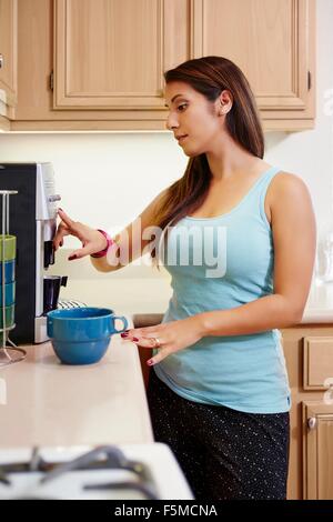 Femme faire du café dans la cuisine Banque D'Images