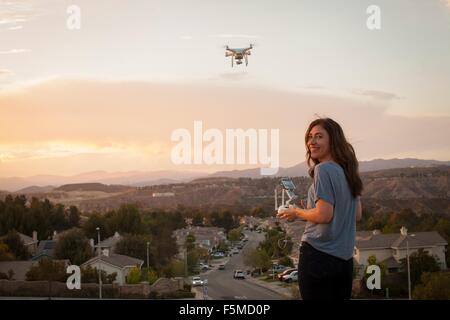 Opérateur commercial des femmes battant au-dessus de bourdon développement immobilier,, Santa Clarita, California, USA Banque D'Images