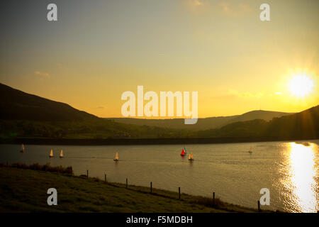 Soirée été soleil jouant sur Dovestone réservoir. Banque D'Images