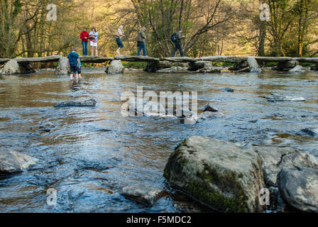 Tarr Étapes Clapper Bridge et la rivière Barle, Devon, UK Banque D'Images