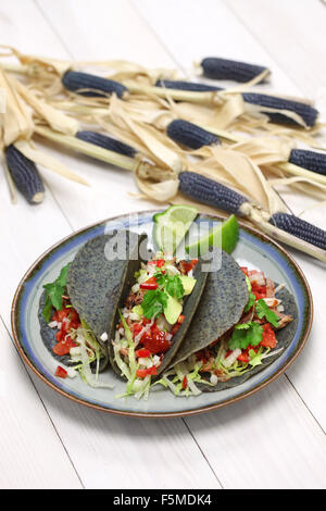 Tacos tortilla de maïs bleu fait maison, la nourriture mexicaine Banque D'Images