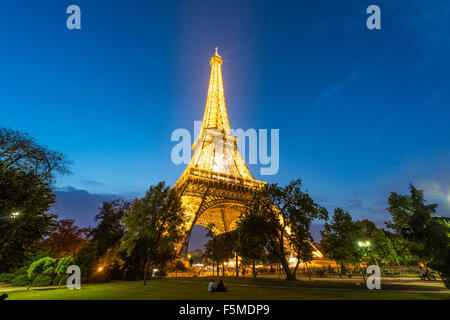Tour Eiffel illuminée au crépuscule, tour Eiffel, Champ de Mars, Paris, Ile-de-France, France Banque D'Images
