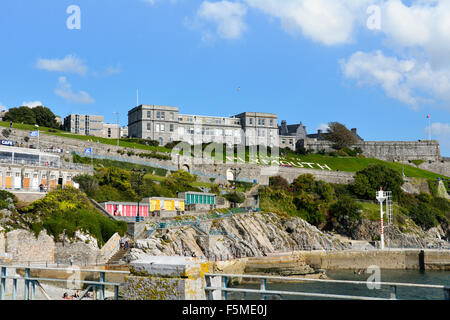 Bienvenue à Plymouth signe sur Plymouth Hoe avec Citadelle Royale en arrière-plan et la mer en premier plan dans le Devon, Angleterre Banque D'Images