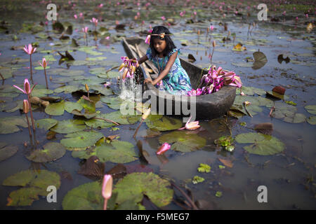 6 novembre 2015 - Gazipur, Bangladesh - DHAKA, BANGLADESH, le 06 novembre : les enfants ruraux collecter des lis d'eau rouge pour leur bétail près de Dhaka le 06 novembre 2015..Près de trois-quarts de la population vivent dans les zones rurales. Les familles dans les régions rurales du Bangladesh comptent principalement sur l'agriculture et de la pêche pour la volaille,leur revenu quotidien..au Sommet mondial sur le développement durable 25 septembre 2015, les États membres de l'ONU adoptera l'ordre du jour de 2030 pour le développement durable, qui comprend un ensemble de 17 objectifs de développement durable (ODD) pour mettre fin à la pauvreté, lutter contre les inégalités et l'injustice, et de lutter contre le changement climatique en 203 Banque D'Images