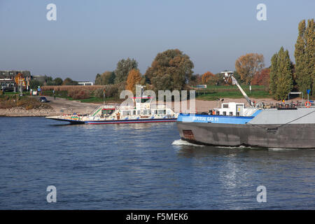 Freigther et car-ferry sur le Rhin en Duesseldorf-Laiserswerth Banque D'Images