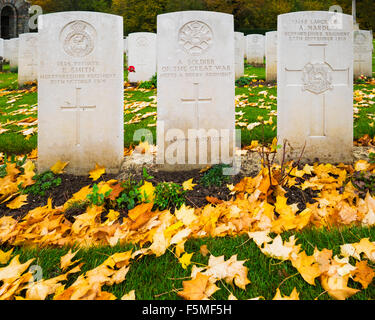 Pierres tombales au Connaught cimetière près de Thiepval en Picardie et les feuilles d'automne. Des combats acharnés ont eu lieu en juillet 1916. Banque D'Images