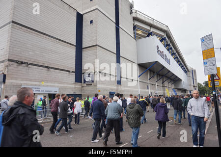 La foule de fans de football arrivent à White Hart Lane pour regarder jouer Tottenham Hotspur, Londres Banque D'Images