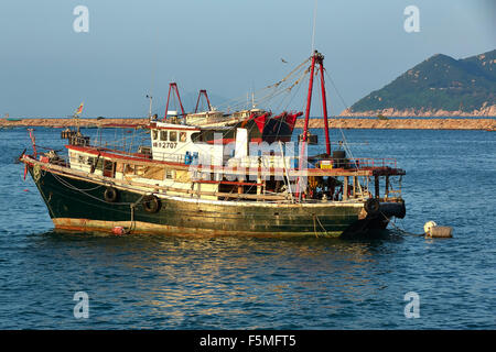 La pêche commerciale des bateaux amarrés dans le port de Cheung Chau, Hong Kong. Banque D'Images