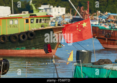 Drapeau chinois d'une pêche commerciale des bateaux amarrés dans le port de Cheung Chau, Hong Kong. Banque D'Images