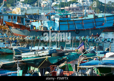 La pêche commerciale des bateaux amarrés dans le port de Cheung Chau, Hong Kong. Banque D'Images