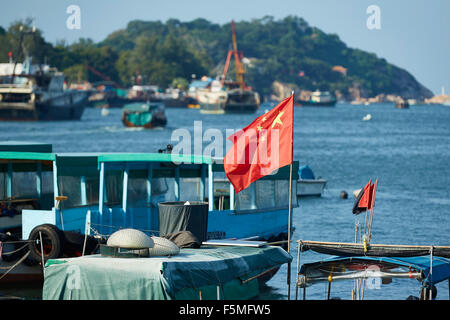Drapeau chinois d'une pêche commerciale des bateaux amarrés dans le port de Cheung Chau, Hong Kong. Banque D'Images