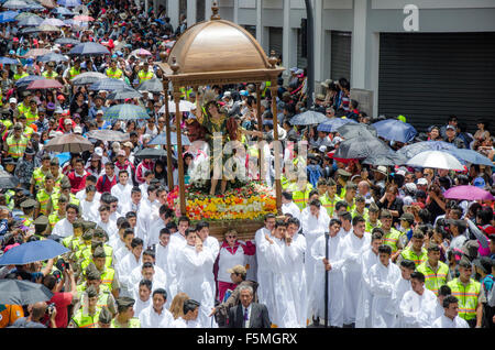 Un saint par les fidèles dans la procession du Vendredi saint, Quito, Équateur Banque D'Images