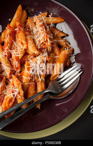 Les pâtes, cuisine italienne sur la table Banque D'Images