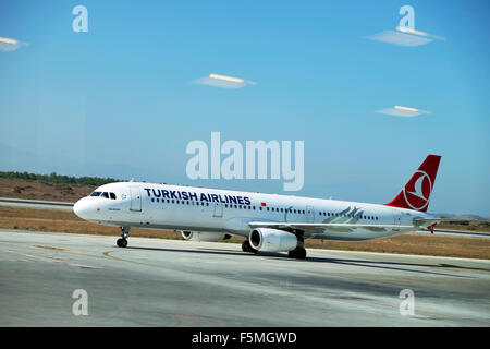 Un avion de Turkish Airlines sur le tarmac permanent vu de l'intérieur de l'aéroport d'Ercan Nicosie Chypre Nord KATHY DEWITT Banque D'Images