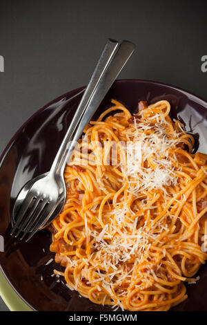 Spaghettis à la sauce bolognaise, la cuisine italienne sur la plaque Banque D'Images