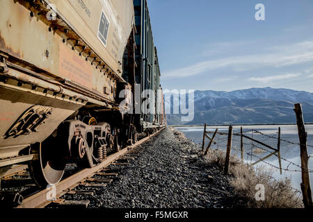 Wagons de chemin de fer en Utah, USA à côté d'un lac de sel inondée Banque D'Images