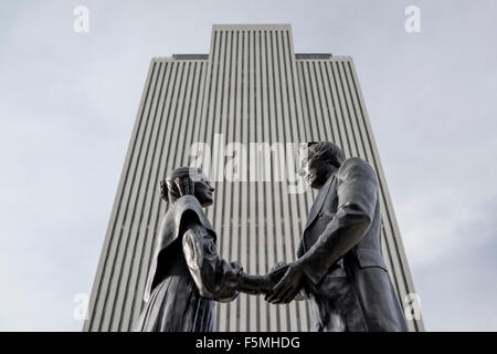 Joseph Smith et son épouse Emma debout devant le siège de l'Internationale des Mormons, Salt Lake City, Utah Banque D'Images
