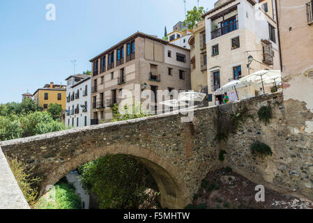 Pont sur la rivière Darro, à la vieille ville de Grenade, Andalousie, Espagne Banque D'Images