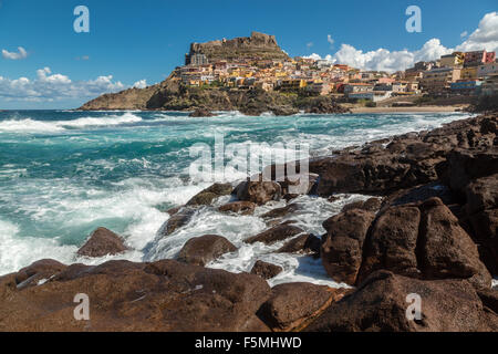 Vagues se brisant sur les rochers en face de la vieille ville de Castelsardo, au nord-ouest de la Sardaigne Banque D'Images