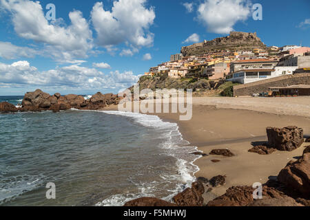 Vagues se brisant sur les rochers en face de la vieille ville de Castelsardo, au nord-ouest de la Sardaigne Banque D'Images