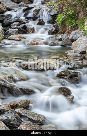 L'eau qui coule sur les rochers en ruisseau de montagne Banque D'Images