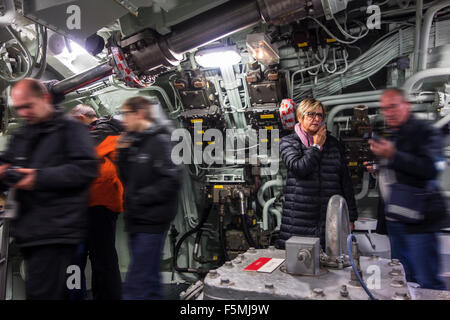 Les touristes se rendant sur le redoutable, premier SNLE de la marine française sous-marin à la Cité de la Mer à Cherbourg, France Banque D'Images