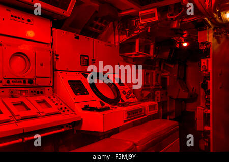 Sous la lumière rouge de la salle de contrôle du redoutable, premier sous-marin SNLE de la Marine, Cité de la mer, Cherbourg Banque D'Images