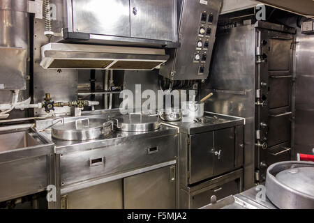 Cuisine dans la cuisine du redoutable, premier sous-marin SNLE de la Marine, Cité de la mer, Cherbourg, Normandie, France Banque D'Images