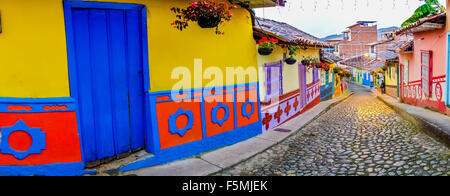Belle et ses rues colorées à Guatape, connu sous le nom de ville de Zocalos. Colombie Banque D'Images