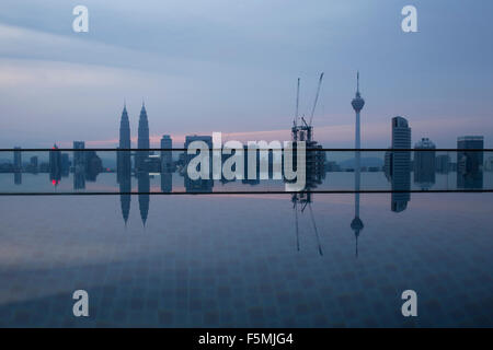 Kuala Lumpur skyline au lever du soleil avec une piscine de luxe à l'avant-plan Banque D'Images