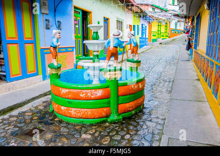 Belle et ses rues colorées à Guatape, connu sous le nom de ville de Zocalos. Colombie Banque D'Images