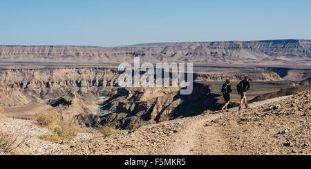 La Namibie est un endroit merveilleux pour une randonnée ou trek. Ce couple a été randonnées au Fish River Canyon en Namibie du sud. Banque D'Images