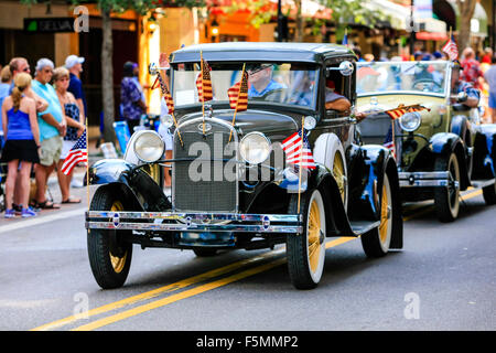 1930 Défilé patriotique du véhicule et montrer des drapeaux au Memorial Day Parade à Sarasota FL Banque D'Images