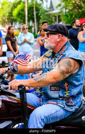 Vietnam vet en denim prend part à la POW-MIA hommage au Memorial Day Parade à Sarasota FL Banque D'Images