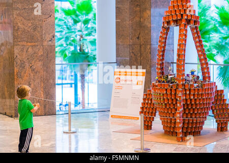 (151106) -- NEW YORK, 6 novembre 2015 (Xinhua) -- un petit enfant regarde un vaisseau spatial sculpture made out des boîtes de conserve alimentaires au cours de la 22e 'Canstruction' exposition à New York, le 6 novembre 2015. Œuvres de gagnants de la 22e 'Canstruction' Concours de Design International s'affichent dans la Brookfield Place au centre-ville de Manhattan. L'exposition présente des sculptures faites entièrement de la nourriture en boîte non ouverte. Plus de 1 200 gagnants locaux à partir de 125 villes autour du monde ont participé au concours. La nourriture en conserve, utilisés dans l'exposition sera remis à une banque alimentaire locale responsable de l'alimentation de mor Banque D'Images