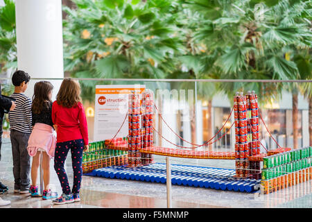 (151106) -- NEW YORK, 6 novembre 2015 (Xinhua) -- Les élèves regarder le pont de Brooklyn fait de conserves alimentaires au cours de la 22e 'Canstruction' exposition à New York, le 6 novembre 2015. Œuvres de gagnants de la 22e 'Canstruction' Concours de Design International s'affichent dans la Brookfield Place au centre-ville de Manhattan. L'exposition présente des sculptures faites entièrement de la nourriture en boîte non ouverte. Plus de 1 200 gagnants locaux à partir de 125 villes autour du monde ont participé au concours. La nourriture en conserve, utilisés dans l'exposition sera remis à une banque alimentaire locale responsable de l'alimentation plus Banque D'Images