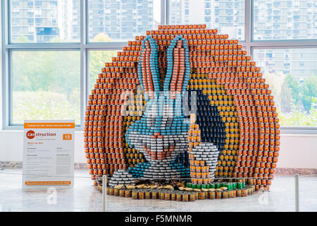 (151106) -- NEW YORK, 6 novembre 2015 (Xinhua) -- le personnage de 'Bugs Bunny' fabriqué à partir des boîtes de conserve alimentaires s'affiche à la 22e 'Canstruction' exposition à New York, le 6 novembre 2015. Œuvres de gagnants de la 22e 'Canstruction' Concours de Design International s'affichent dans la Brookfield Place au centre-ville de Manhattan. L'exposition présente des sculptures faites entièrement de la nourriture en boîte non ouverte. Plus de 1 200 gagnants locaux à partir de 125 villes autour du monde ont participé au concours. La nourriture en conserve, utilisés dans l'exposition sera remis à une banque alimentaire locale responsable de l'alimentation de plus d'e Banque D'Images