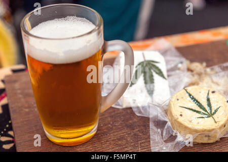 Verre à bière et fromage Prague République tchèque Banque D'Images