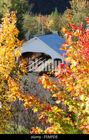 Pont couvert de feuillage Stark New Hampshire New England USA Banque D'Images