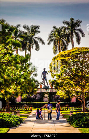 Personnes voir réplique du David de Michel-Ange sur les magnifiques jardins engloutis au Ringling Museum of Art de Sarasota, FL Banque D'Images